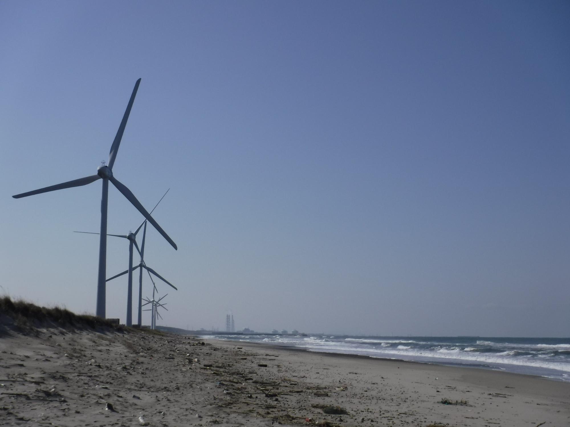 均等に並んだ風車の写真