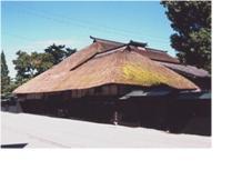 茅葺き屋根の建物の写真