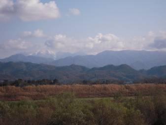 紅葉時期の飯豊連峰を望むコース風景の写真