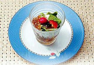 グラスに盛られた野菜ソムリエ ベジフルパフェの写真