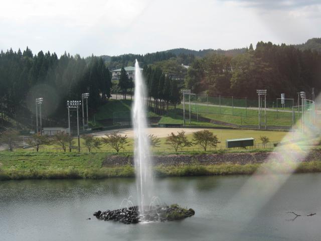 高さ50メートルまで高く吹き上がっている大噴水の写真