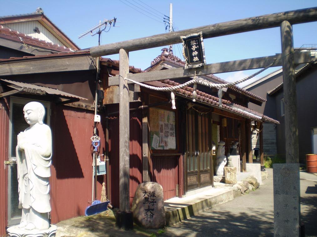 鳥居の奥にみえる蛭子神社の写真