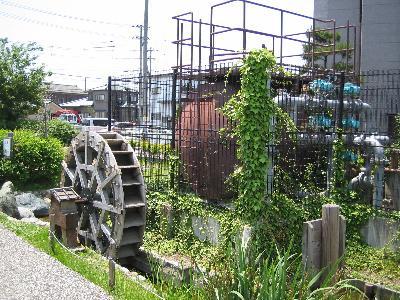 公園内の水車ポンプ設備の写真