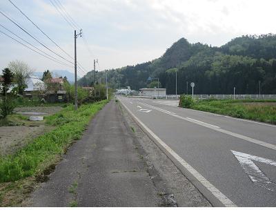 歩道のある県道の様子の写真