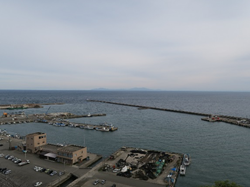 城の山公園展望台最上階の展望室から望む赤泊港の写真