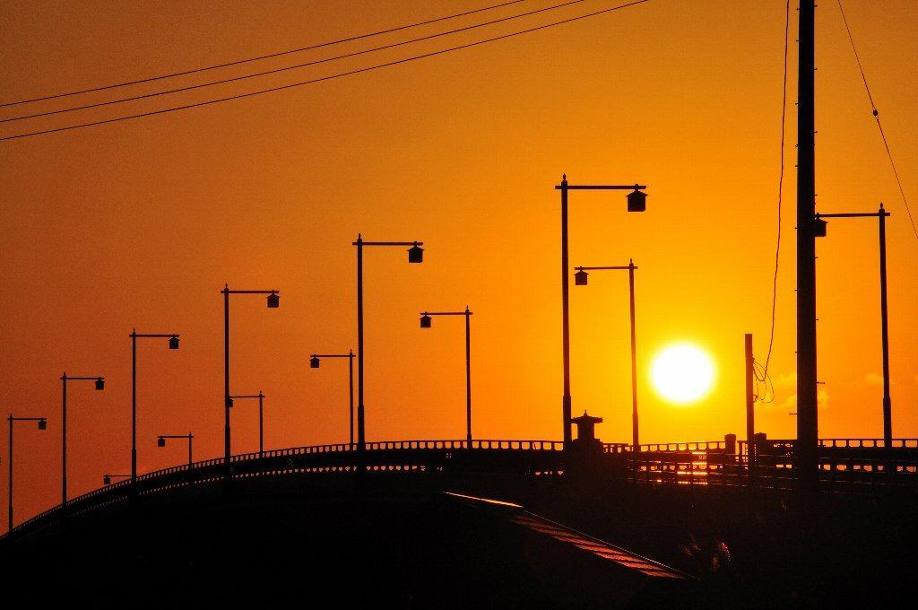 夕暮れ時の出雲崎夕日ライン橋の写真