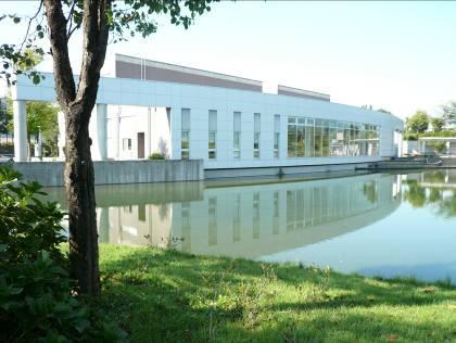 池の向こうに建つ池田記念美術館の外観