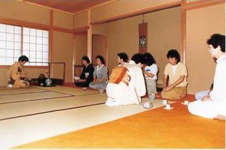 木村茶道美術館にて茶席を楽しむ様子の写真