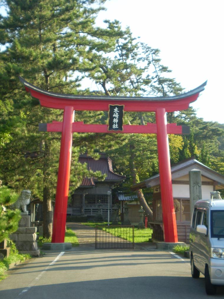 朱色の大きな鳥居の奥にみえる木崎神社の写真